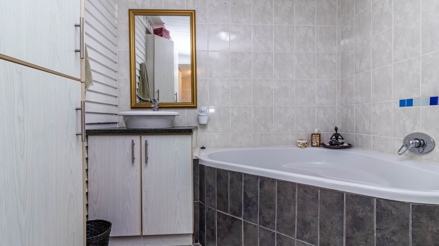 4 Bedroom Property for Sale in Perlemoenbaai Western Cape